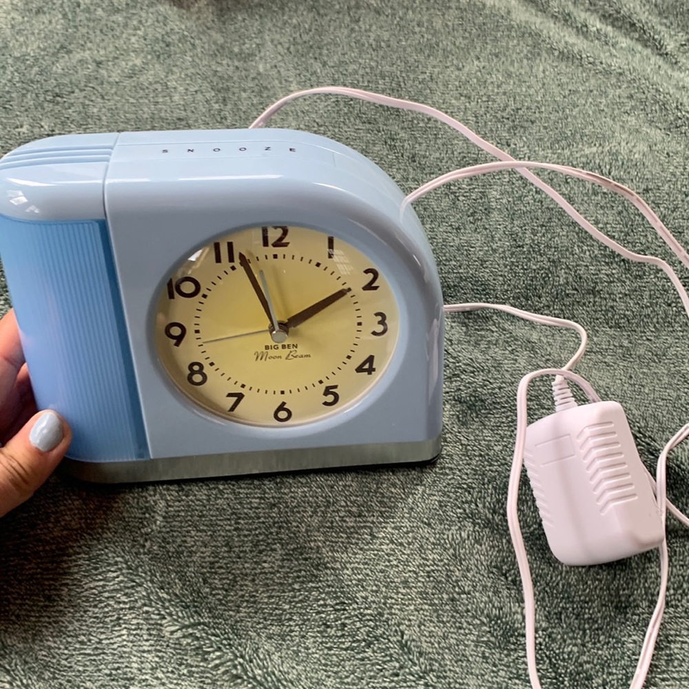 Retro alarm clock with usb